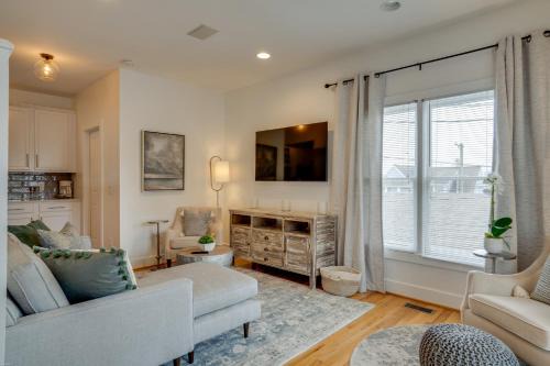 Historic Edgefield Casa | Skyline Views From Shelby with Wifi, fully furnished, pet friendly & in unit laundry
