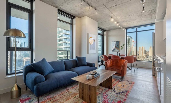 Connaught Condominio | Skyline Views -POOL, Patio, Prkg & Gym - 2BR 2BA