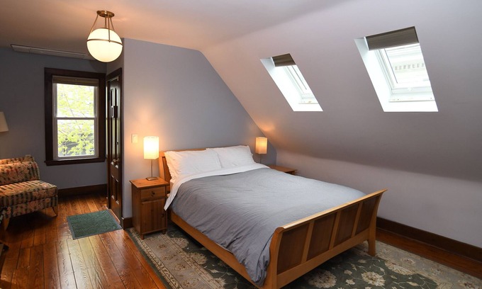 Egleston Square Casa | Skylit Suite in Musical home