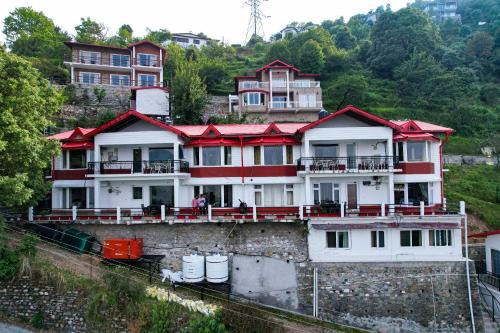 Gagar Cama Y Desayuno | SkyNest Bhimtal