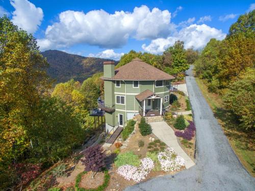 Black Mountain Casa | Skytop Chalet Pet Friendly, Hot Tub and Views