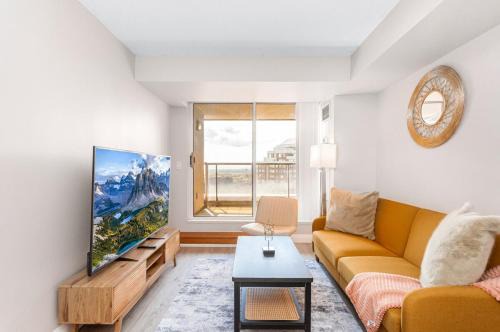 Downtown Mississauga Apartamento | SkyView 2BR Plus Den Stunning Views Steps to SQ1 Mall