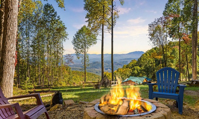 Sevierville Cabina | Skyview Serenity by Ghosal Luxury Lodging