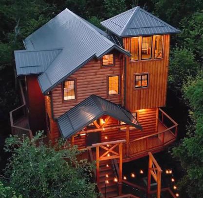 Millersburg Casa | Skyview Treehouse by Amish Country Lodging