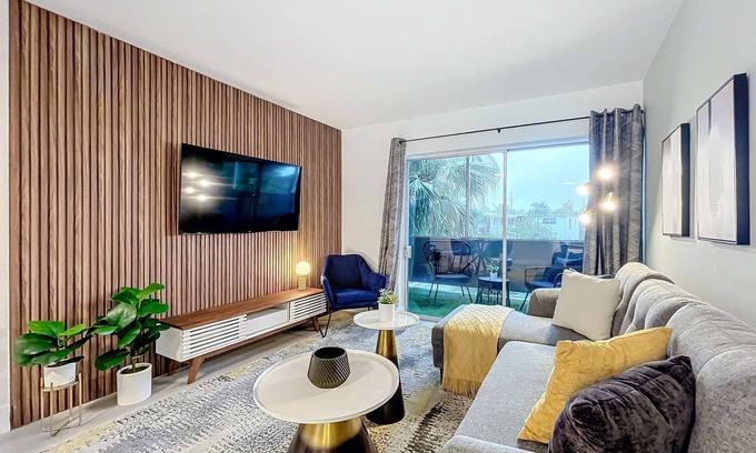 Lauderdale Harbours Condominio | Sleek 1BR: Pool & Fashionable Design