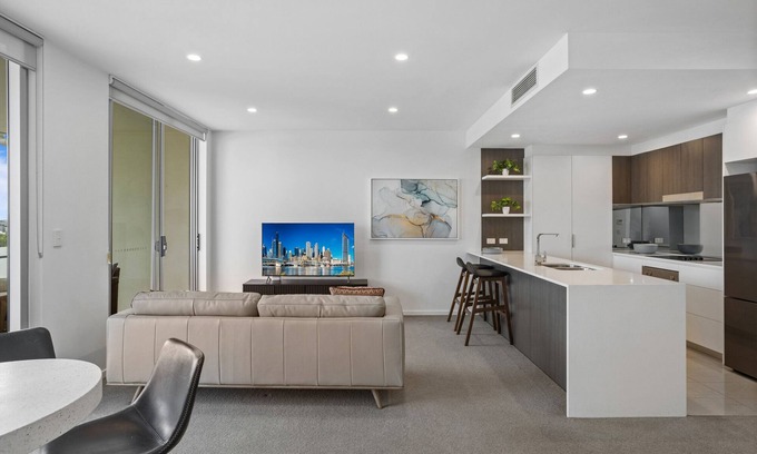 New Farm Apartamento | Sleek 2-Bed with Balcony and Communal BBQ Area
