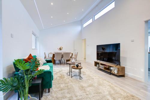 Colchester Apartamento | Sleek 3 Bedroom 6 Beds 2 Bath Home