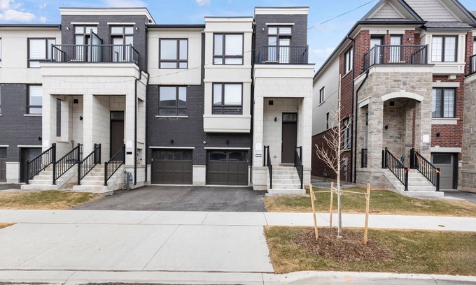 Oakville Casa | Sleek and Stylish 3-Story Townhouse with Parking