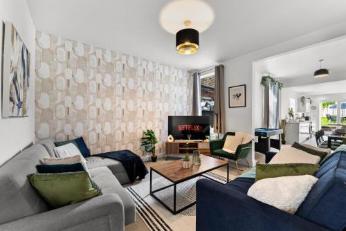 Bedminster Casa | Sleek and Stylish Abode - Parking