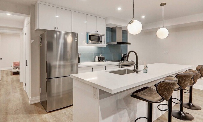 Midtown Toronto Apartamento | Sleek and Stylish Suite in The Annex