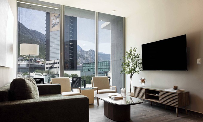 Monterrey Apartamento | Sleek Apartment with Mountain views, Pool & Gym