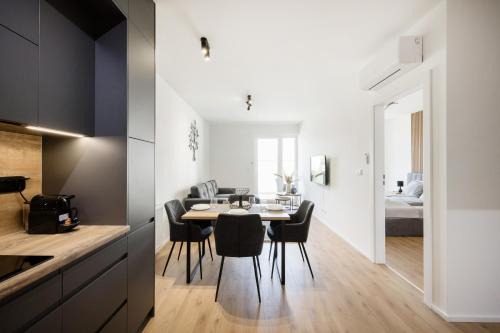 Nepszinhaz negyed Apartamento | Sleek Apartment with Balcony and Parking
