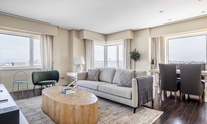 Malasaña Apartamento | Sleek Argüelles 2BR w/ Gym & Pool, nr Madrid Rio, by Blueground