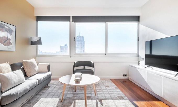 Moncloa - Arguelles Apartamento | Sleek Argüelles 1BR w/ amazing views, nr Madrid Rio, by Blueground