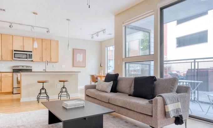 Barton Heights Apartamento | Sleek Barton Springs 1BR w/ Gym, Pool & W/D, nr Zilker, by Blueground