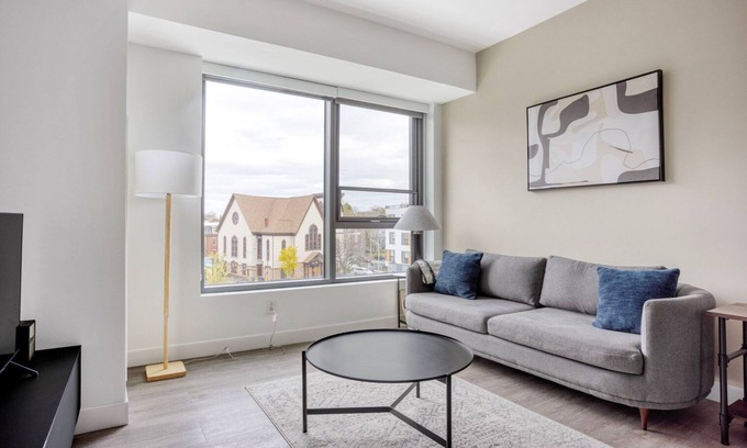 Central Square Apartamento | Sleek Central Square 1BR w/ Gym, W/D & Roof, near T, by Blueground