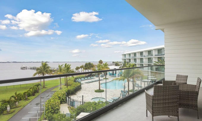 Melbourne Beach Condominio | Sleek Coastal Condo with Stunning Riverfront Views and Luxury Amenities