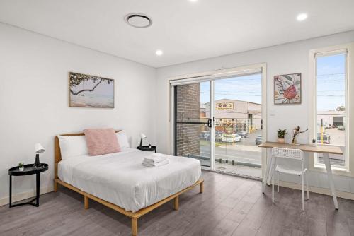Revesby Casa | Sleek & Comfortable Ensuite Double Room at Revesby with Shared Kitchen