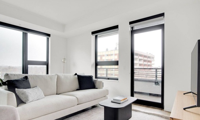 Congress Park Apartamento | Sleek Congress Park 2BR w/ Gym & Pool, near shops & dining, by Blueground