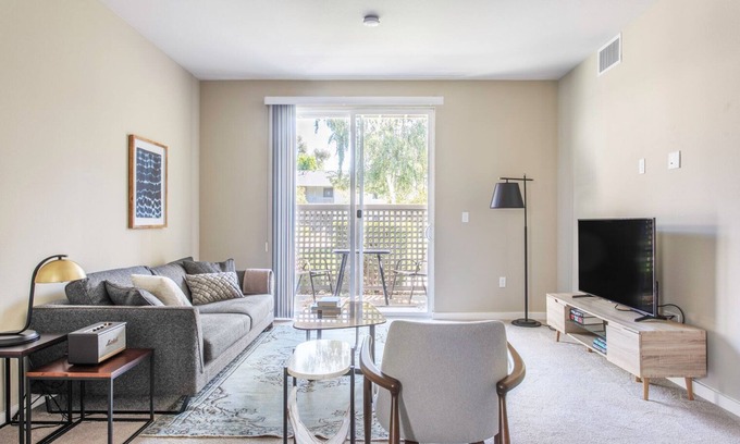 Cupertino Apartamento | Sleek Cupertino 1BR w/ BBQ, Pool, Parking, walk to Shops, by Blueground