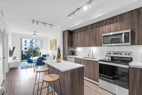 Doral Apartamento | Sleek Doral Retreat 1 Bed Oasis With Free Parking