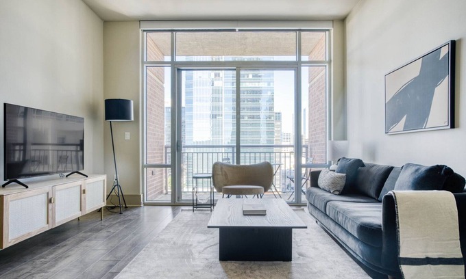 Second Street District Apartamento | Sleek Downtown 1BR w/ Gym, W/D & Deck, walk to 6th St bars, by Blueground