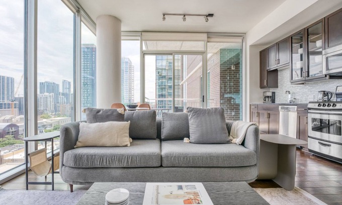 Waller Creek District Apartamento | Sleek Downtown Austin 1BR w/ Gym, Pool & W/D, nr Rainey St, by Blueground