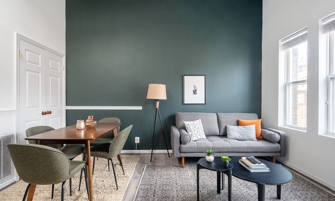 Adams Morgan Apartamento | Sleek, Dupont Circle 2BR nr. U Street, Metro & Glen’s Mkt, by Blueground