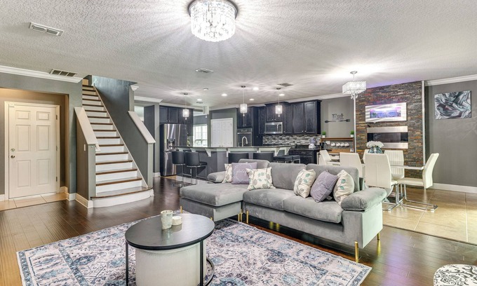 Marbella Casa | Sleek Family Home Near Orlando Theme Parks