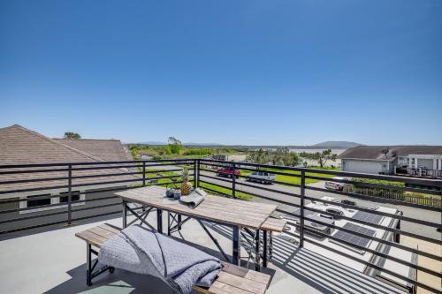 Ferndale Apartamento | Sleek Ferndale Home with Ocean and Mountain Views!