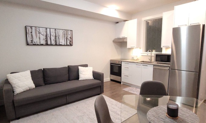 Langley Condominio | Sleek Gem! Modern Comfort Condo Downtown Langley