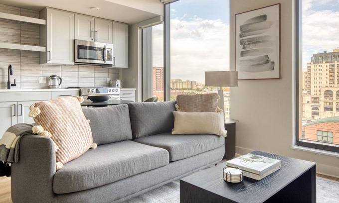 Golden Triangle Apartamento | Sleek Golden Triangle 1BR w/ Pool, Gym & W/D, next to Park, by Blueground