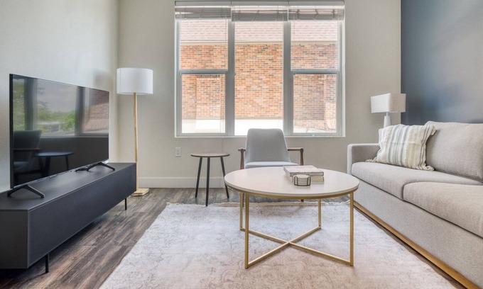 West Highland Apartamento | Sleek Highland 1BR w/ Roof, Gym & W/D, near Highland Park, by Blueground