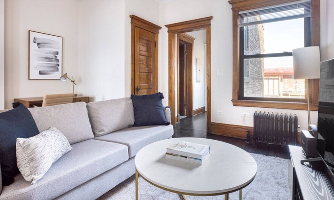 Wrigleyville Apartamento | Sleek Lakeview 2BR near Wrigley Field, 1 block to Red Line, by Blueground