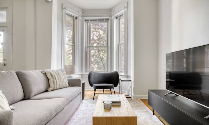 Park West Apartamento | Sleek Lincoln Park 3BR, near L and Lincoln Park, by Blueground