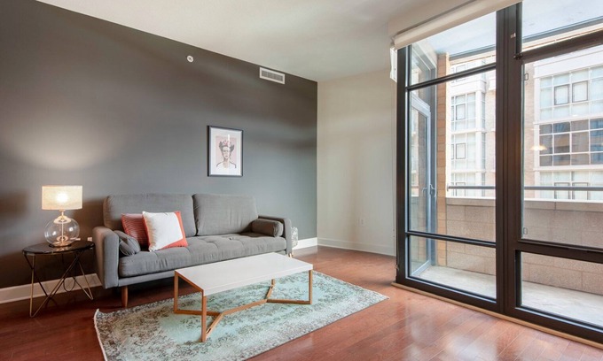 Mount Vernon Triangle Apartamento | Sleek Mt. Vernon 1BR w/ Gym, W/D, 2 Pools, roomy rooftop, by Blueground