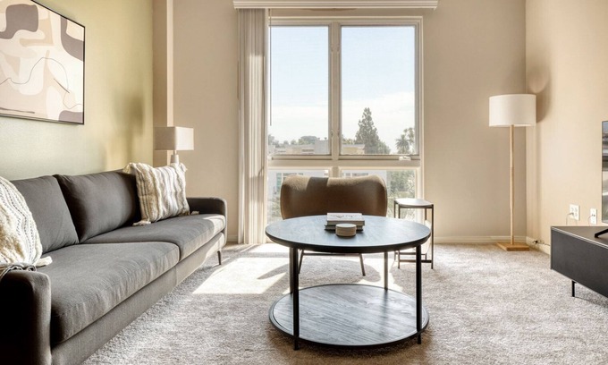 Old Pasadena Apartamento | Sleek Pasadena 1BR w/ Gym & Pool, nr Colorado Ave, by Blueground