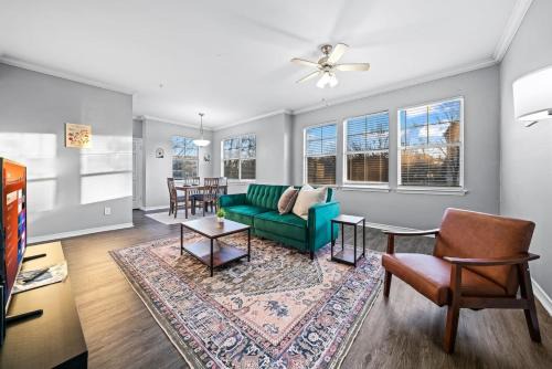 Fossil Creek Apartamento | Sleek Retreat 2BR, 2BA Pool Access