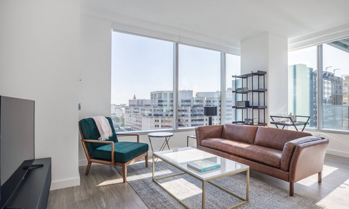 South Beach Apartamento | Sleek Rincon Hill 2BR w/ Gym, Movie Theater, nr. Facebook by Blueground