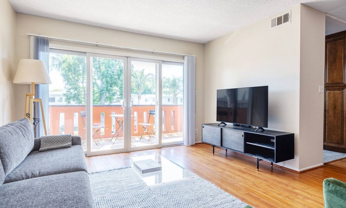 Sherman Oaks Apartamento | Sleek Sherman Oaks 1BR w/ Pool, Gym, Lounge, near TJ + WF, by Blueground