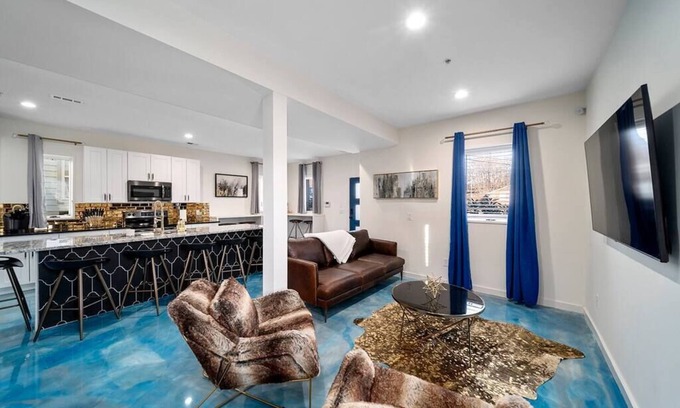 Nashville Casa | Sleek Sky-Blue 3 Level Townhome Sleeps 11