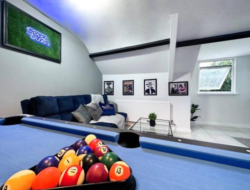 Pentre Apartamento | Sleek Skyward Serenity 2bed W Pool Table - Ystrad