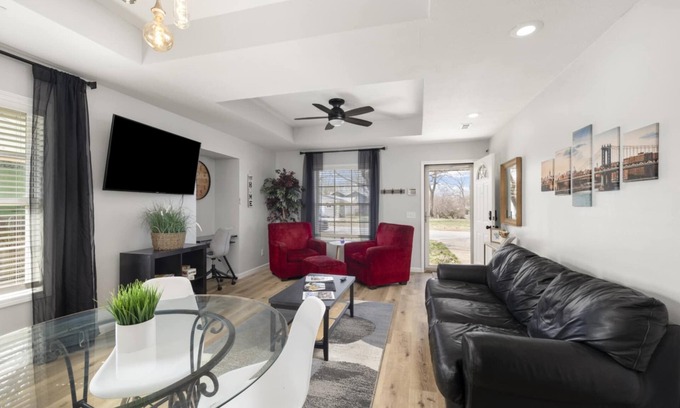 West Central Casa | Sleek & Stylish Retreat! Bass Pro, MSU, Downtown!