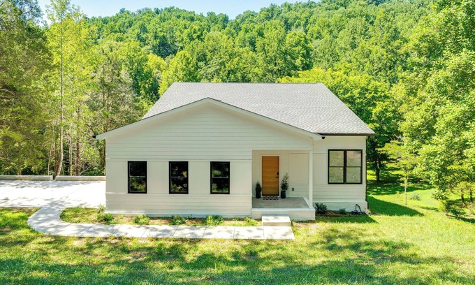 Lancaster Casa | Sleek Tennessee Retreat: 2 Mi to Center Hill Lake!