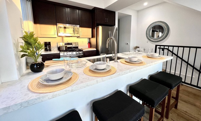 Pico-Union Casa | Sleek Townhouse Getaway + Private Rooftop Deck 🍹