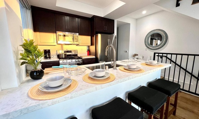 Pico-Union Casa | Sleek Townhouse Getaway + Private Rooftop Deck 🍹