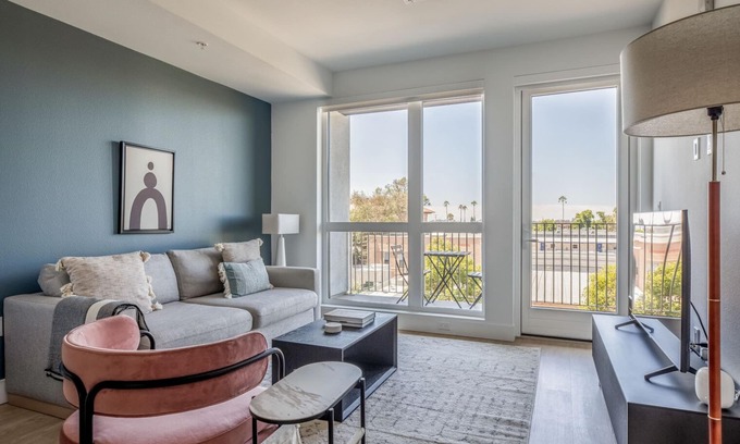 University Heights Apartamento | Sleek University Heights 1BR w/ Spa & Pool, nr Shops, by Blueground