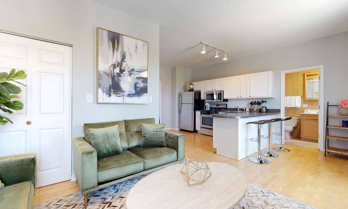 Tri-Taylor Apartamento | Sleek Urban Retreat Steps from IL Med District