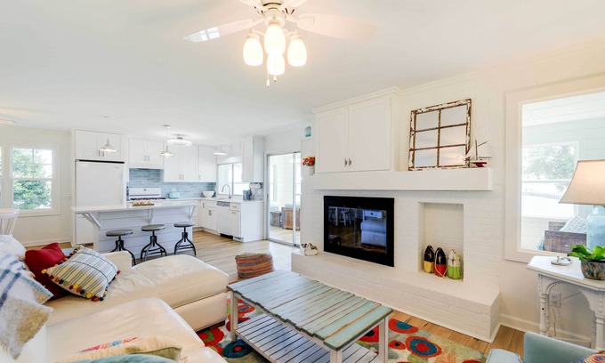 Newport Cabaña | Sleek Waterfront Cottage in Newport w/ Kayaks!