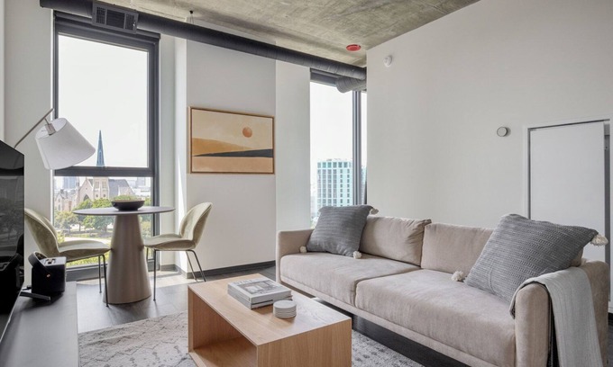 Near West Side Apartamento | Sleek West Loop 1BR w/ Dog Run & Gym, nr Union Park, by Blueground